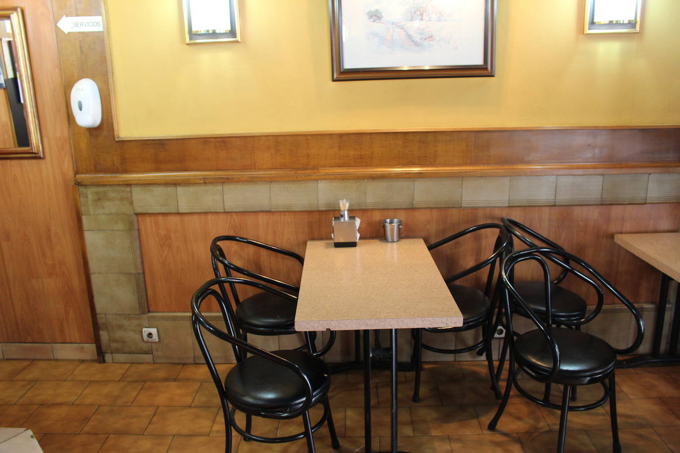 Los leoneses celebran la reapertura del interior de la hostelería en la ciudad.