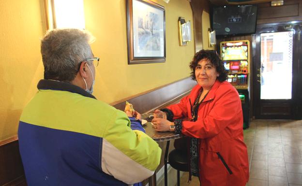 Un bar en León con actividad en su interior.