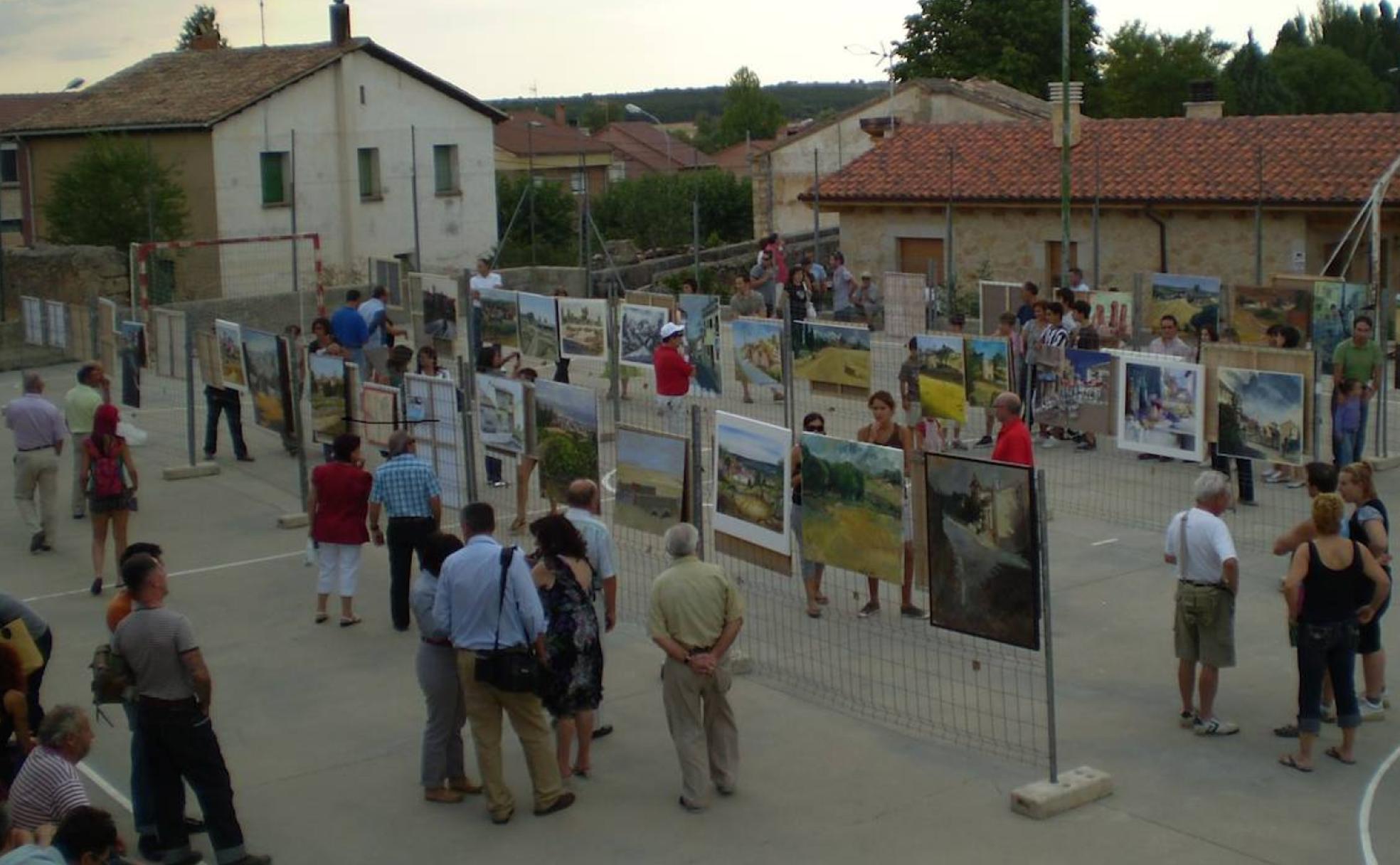 Exposición de los cuadros realizados durante el Certamen de Pintura Rápida Eulogio Nebreda de Villanueva de Gumiel.