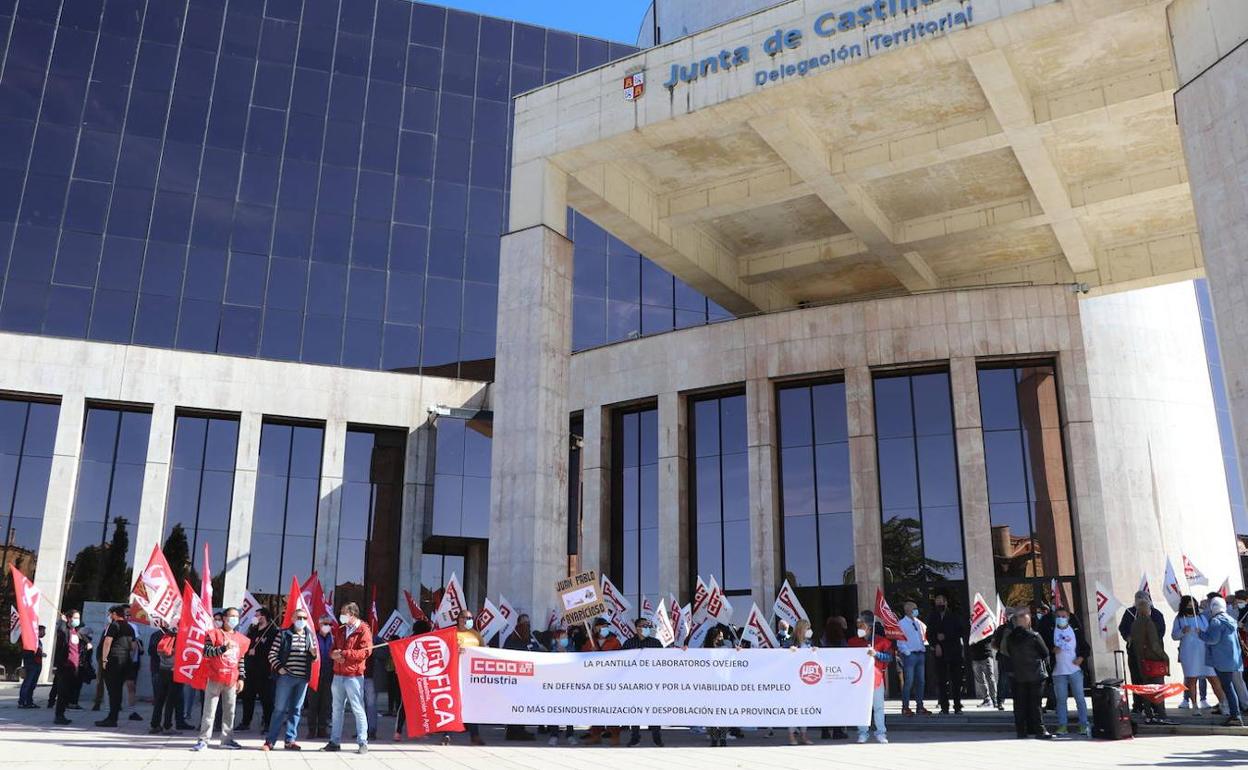 Concentración de este jueves de trabajadores de Ovejero en la delegación de la Junta en León.