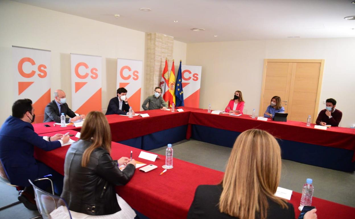 Un momento de la reunión entre Adrián Vázquez y los integrantes del grupo Ciudadanos en las Cortes. 
