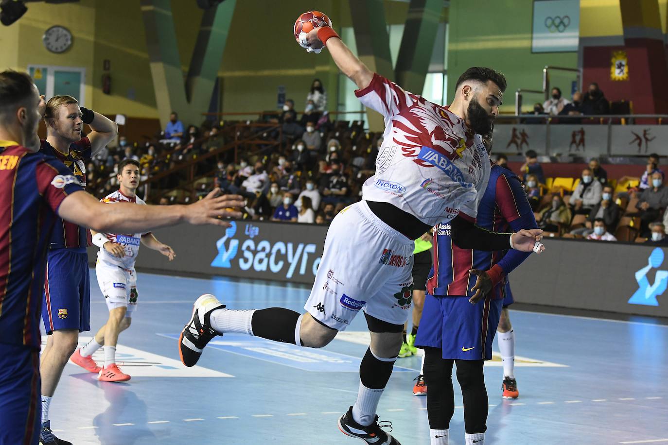 El conjunto leonés no pudo con el todopoderoso equipo blaugrana.