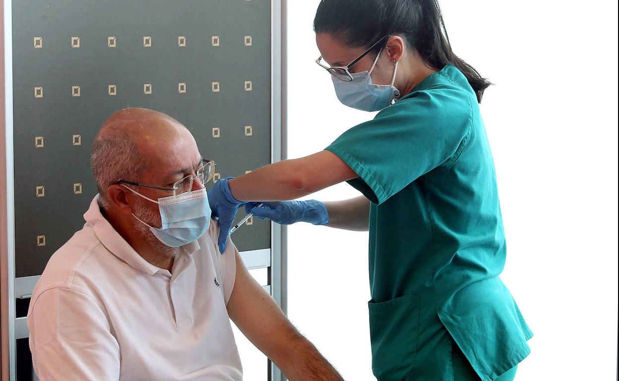 Francisco Igea recibe la primera dosis contra la covid-19.