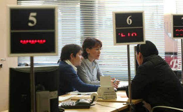 Imagen de un ciudadano siendo atendido por personal de la Seguridad Social.