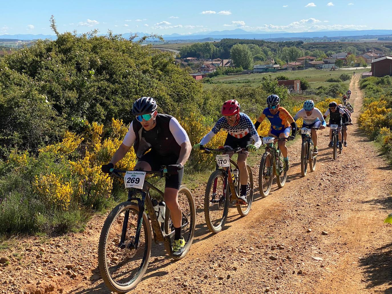 Varios ciclistas, en acción en la Transobarriba.