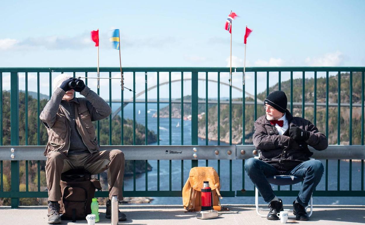 Pontus, a la izquierda, en el lado sueco de la frontera, se reúne con Ola, en Noruega.