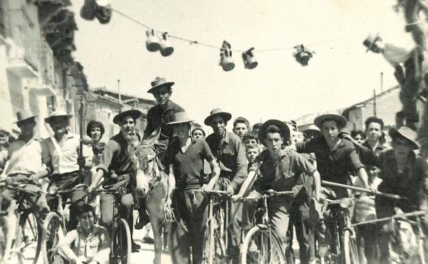 Fotografía antigua de la celebración de los quintos, que entre las actividades que realizaban rompían los botijos colgados de una cuerda.