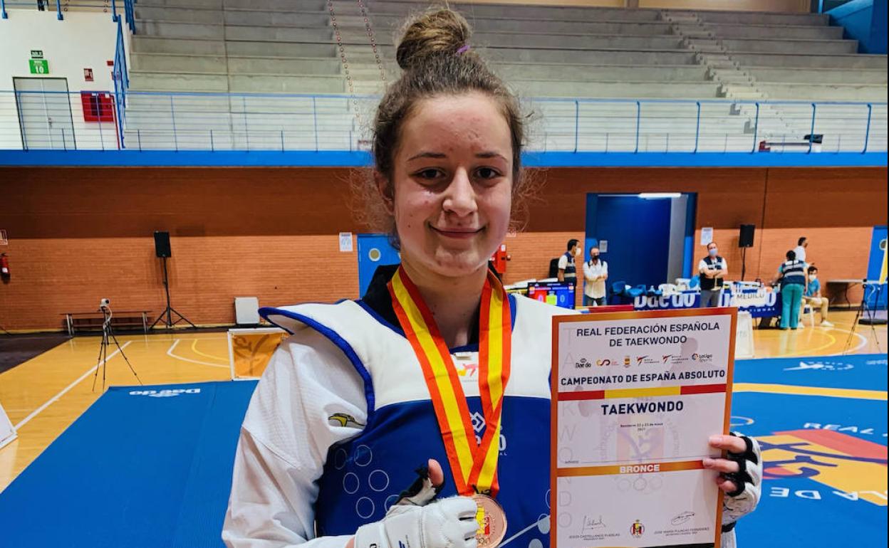 Ana Martínez celebra su bronce en Benidorm.