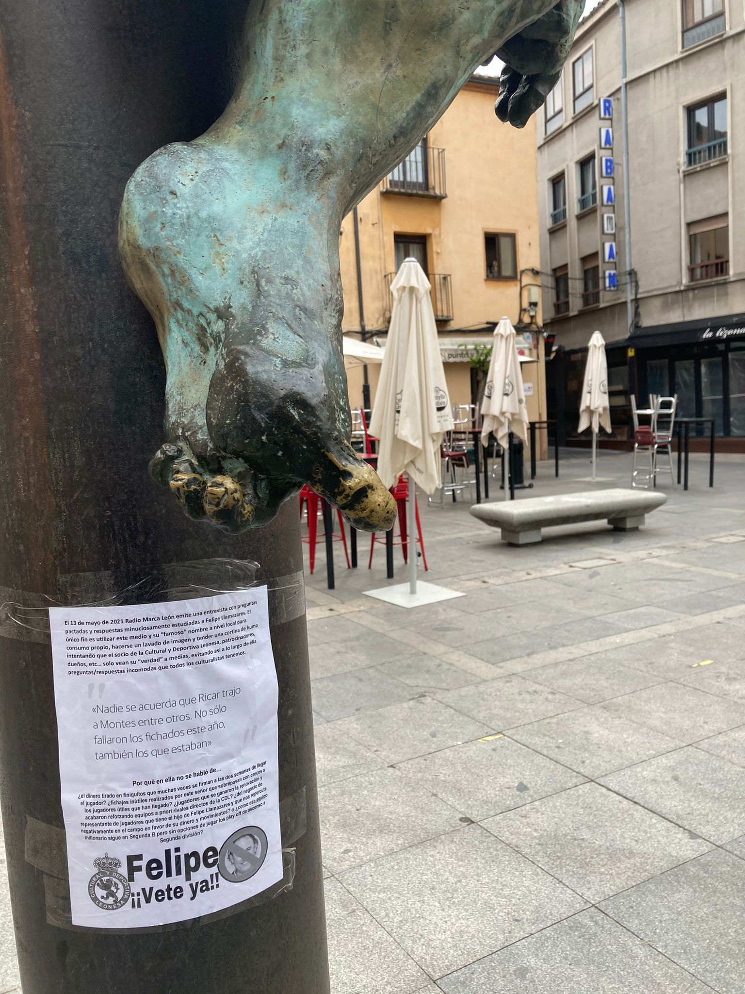 La ciudad de León ha amanecido con carteles contra la gestión del director general de la Cultural, Felipe Llamazares.