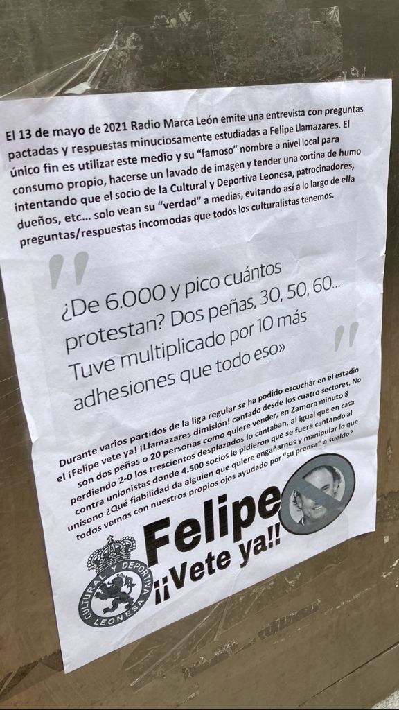 La ciudad de León ha amanecido con carteles contra la gestión del director general de la Cultural, Felipe Llamazares.