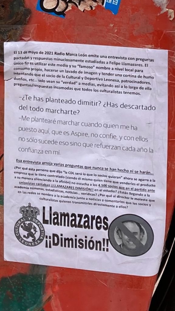 La ciudad de León ha amanecido con carteles contra la gestión del director general de la Cultural, Felipe Llamazares.