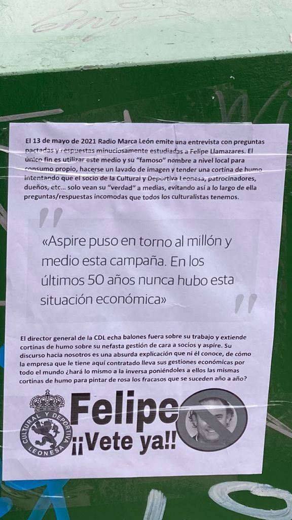 La ciudad de León ha amanecido con carteles contra la gestión del director general de la Cultural, Felipe Llamazares.