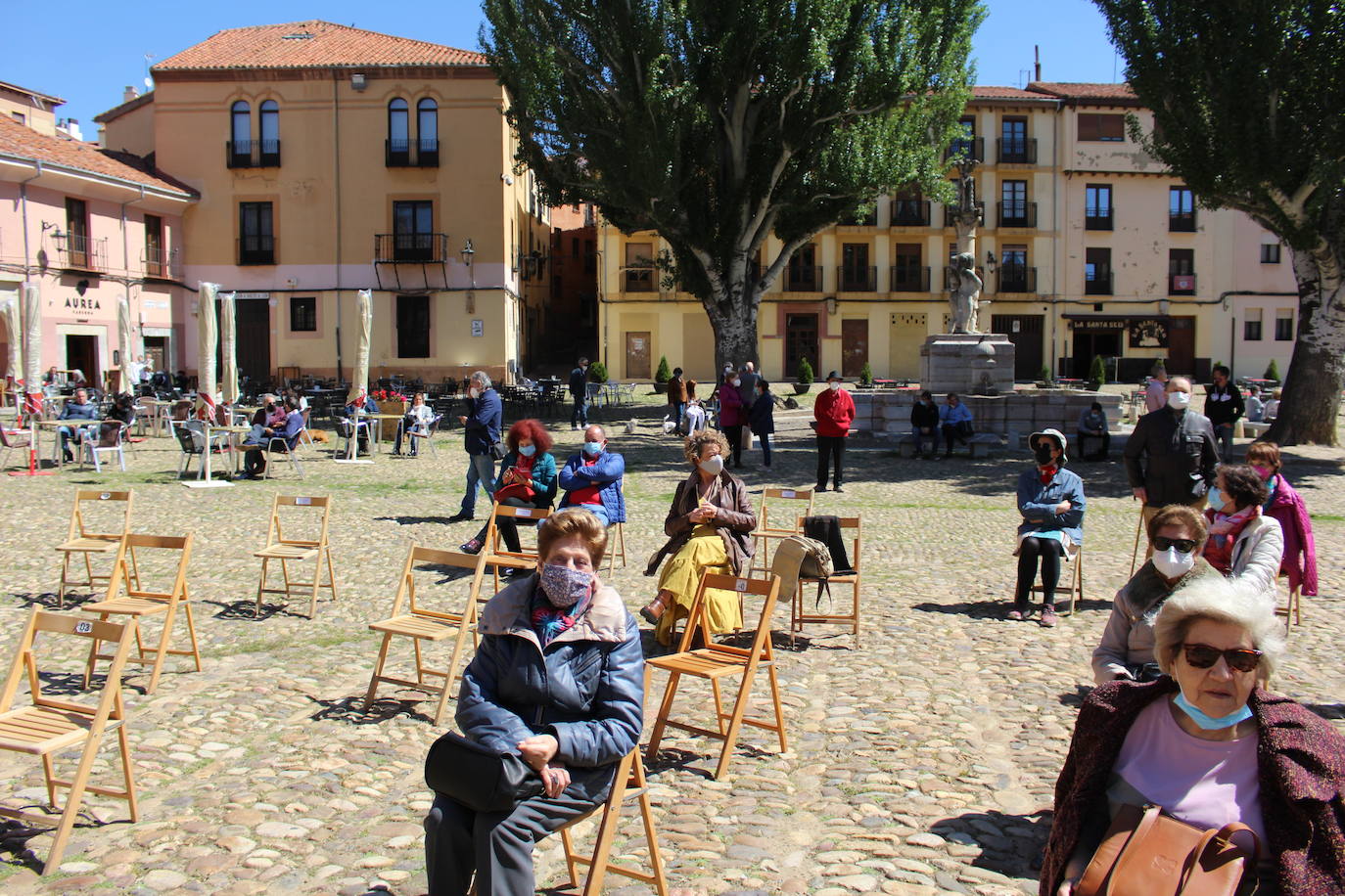 El autor Pedro Gómez García relata en su primera obra «800 años de historia» de la emblemática plaza leonesa.