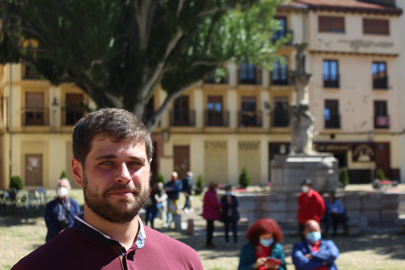 El autor Pedro Gómez García relata en su primera obra «800 años de historia» de la emblemática plaza leonesa.
