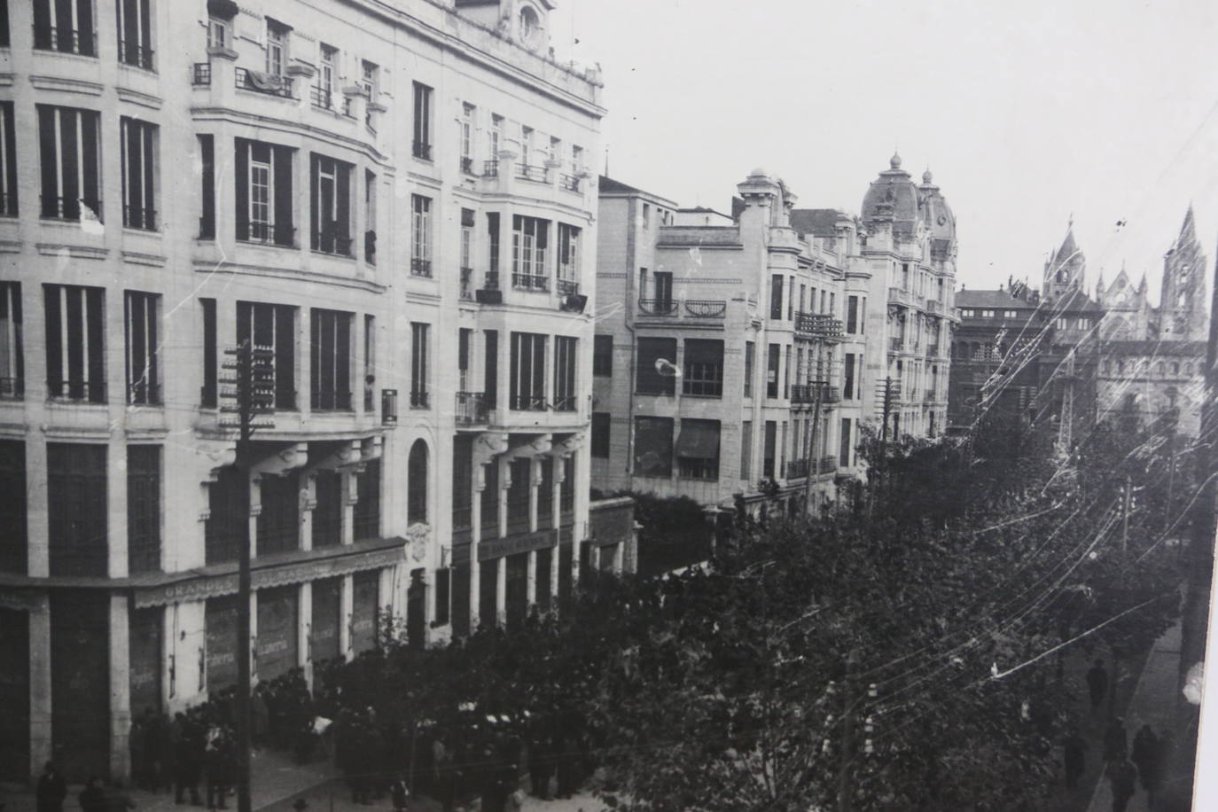 Acontecimiento social de la época de posguerra en la avenida de Ordoño II.