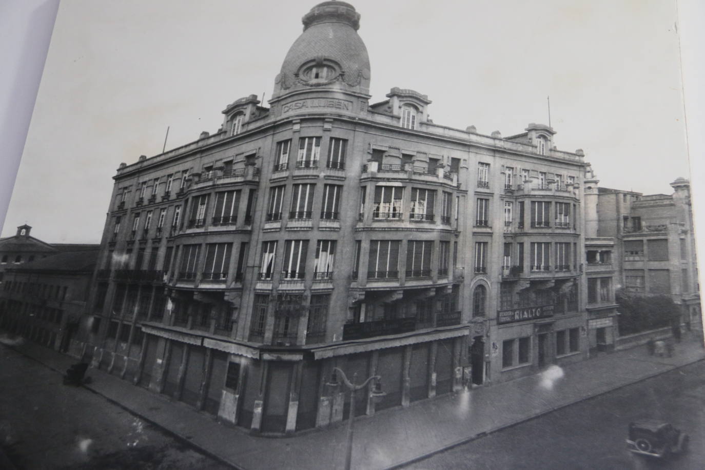 Vista de la Casa Luben desde la avenida de Ordoño II.