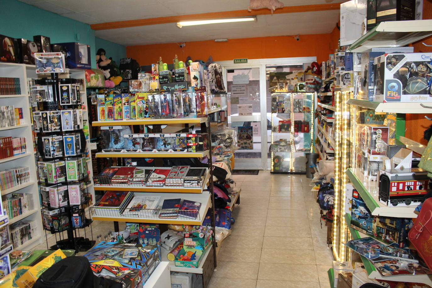 Rodrigo Vidal Sierra celebra el Día del Orgullo Friki al frente desde hace tres años de una de las tiendas de esta índole en León.