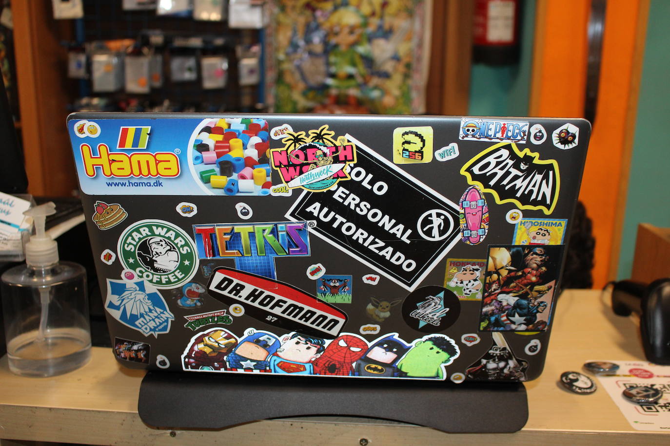 Rodrigo Vidal Sierra celebra el Día del Orgullo Friki al frente desde hace tres años de una de las tiendas de esta índole en León.