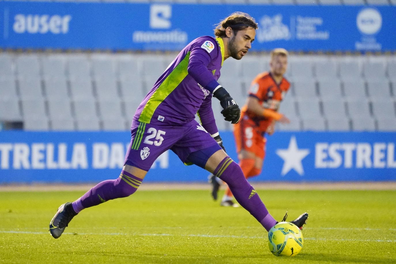 La SD Ponferradina visita la Nova Creu Alta para medirse al CE Sabadell en el último partido a domicilio del curso.