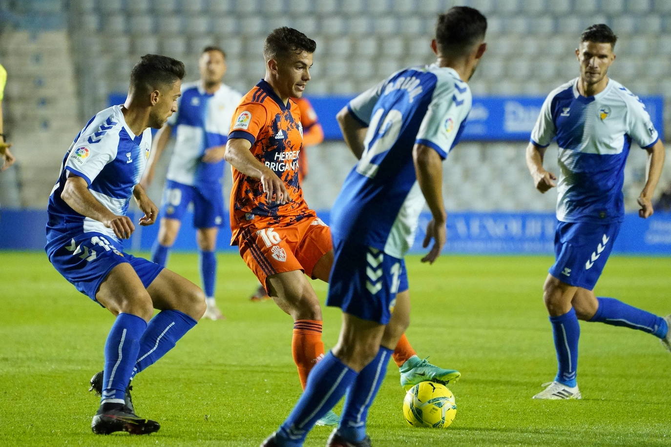 La SD Ponferradina visita la Nova Creu Alta para medirse al CE Sabadell en el último partido a domicilio del curso.