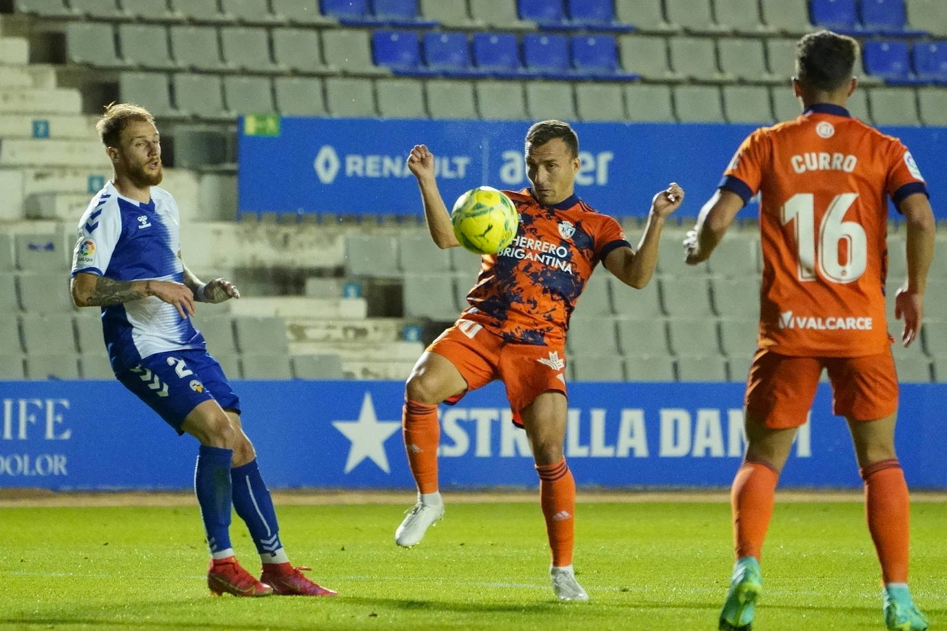 La SD Ponferradina visita la Nova Creu Alta para medirse al CE Sabadell en el último partido a domicilio del curso.