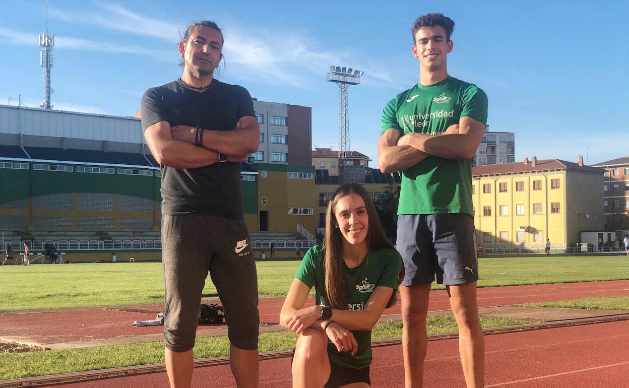 Raquel Martínez y Lucas Fernández, junto a su entrenador Alberto Menéndez.
