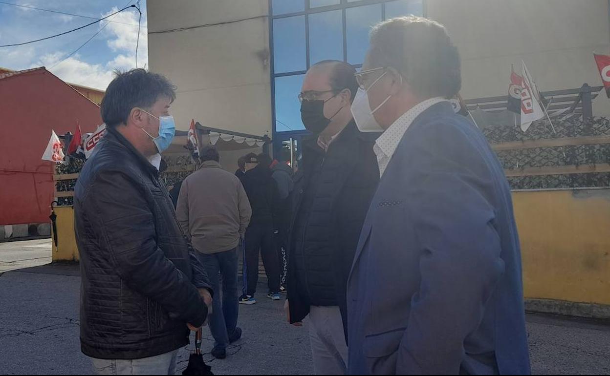 Imagen de la visita del portavoz del PP a los trabajadores de Roldán en huelga.