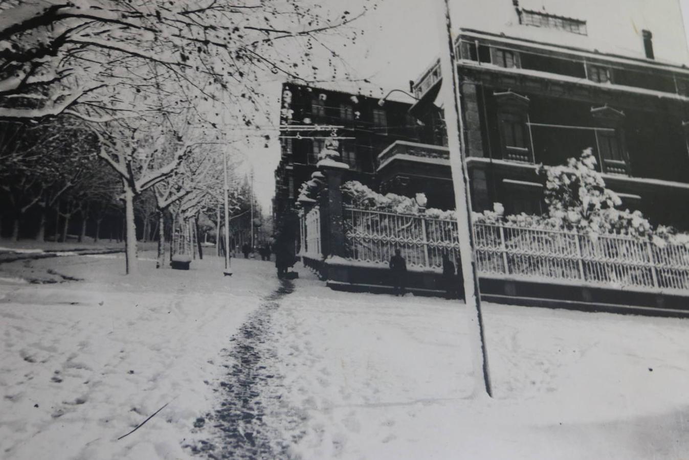 Edificio de León bajo la nieve.