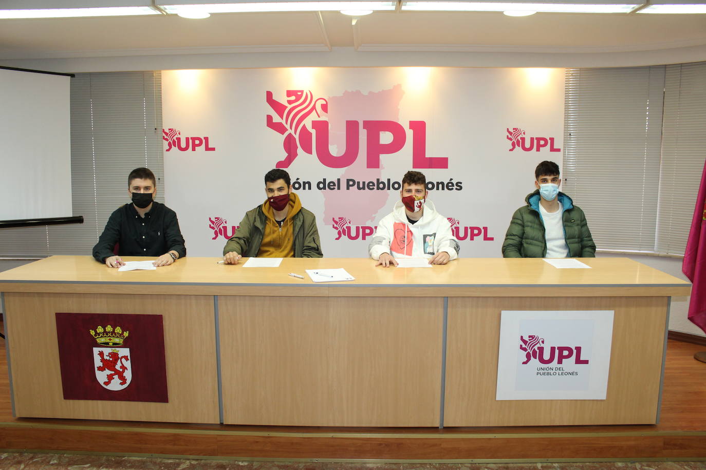 Los jóvenes leonesistas, unos cincuenta miembros, se suman a la manifestación convocada por Conceyu por la autonomía de la Región Leonesa.