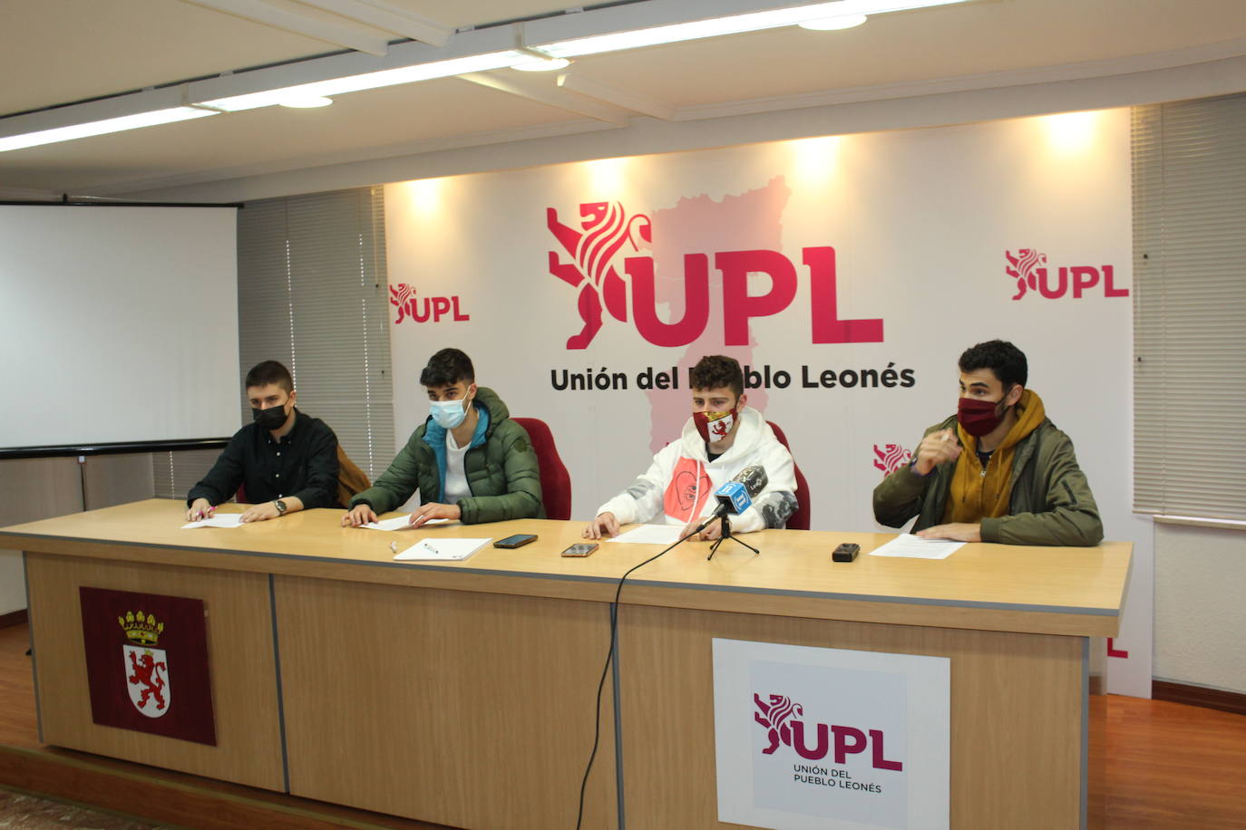 Los jóvenes leonesistas, unos cincuenta miembros, se suman a la manifestación convocada por Conceyu por la autonomía de la Región Leonesa.