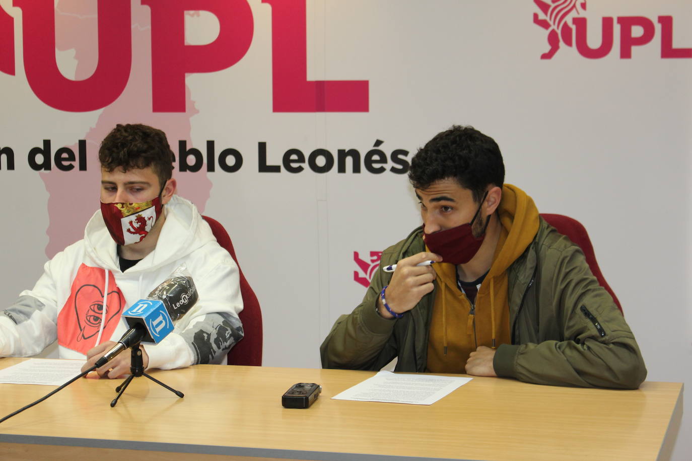 Los jóvenes leonesistas, unos cincuenta miembros, se suman a la manifestación convocada por Conceyu por la autonomía de la Región Leonesa.