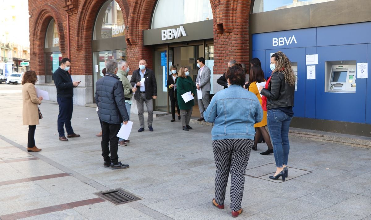 La plantilla de la entidad bancaria protesta durante una hora contra el ERE planteado por la empresa que afectaría a 14 personas en la provincia de León