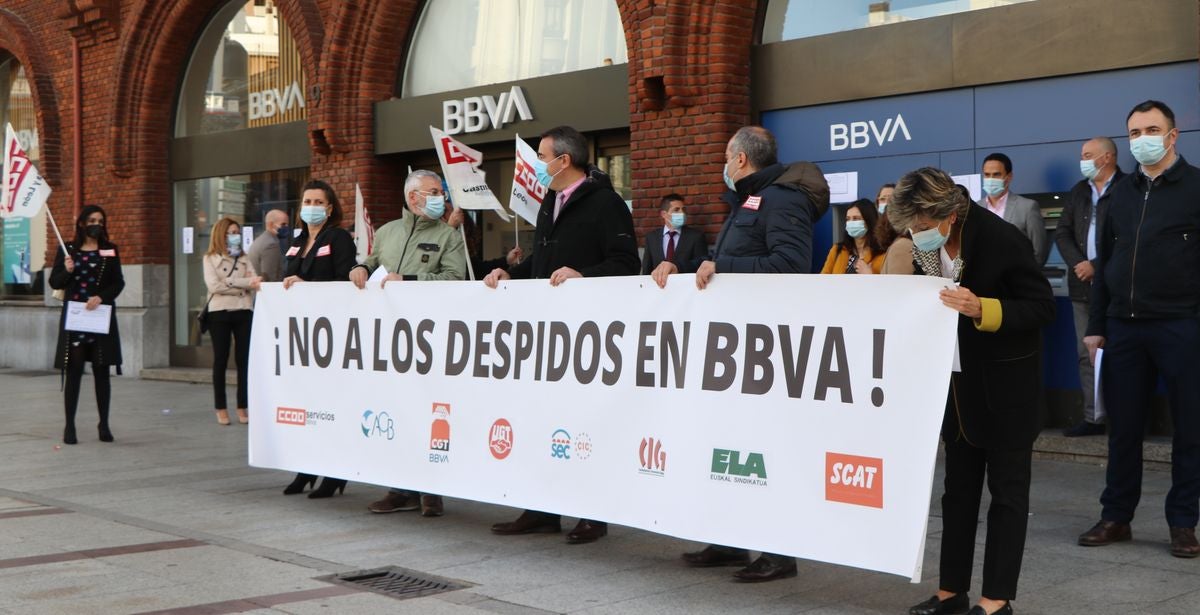 La plantilla de la entidad bancaria protesta durante una hora contra el ERE planteado por la empresa que afectaría a 14 personas en la provincia de León