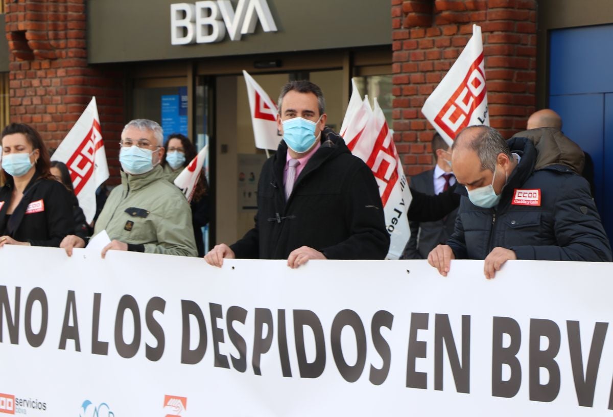 La plantilla de la entidad bancaria protesta durante una hora contra el ERE planteado por la empresa que afectaría a 14 personas en la provincia de León