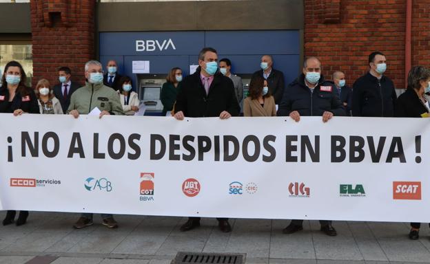 Galería. Concentración de la plantilla de BBVA en León frente a la sucursal de la plaza de Santo Domingo.