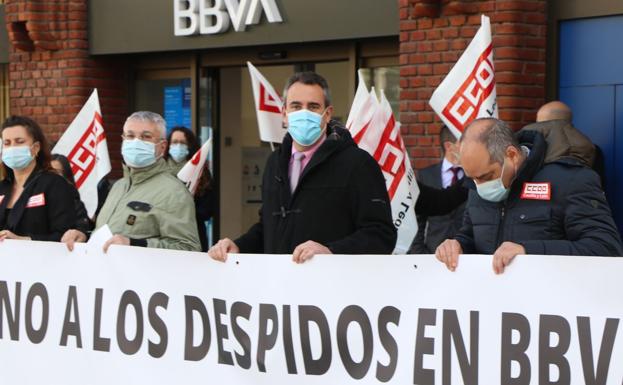 Concentración de la plantilla de BBVA en León frente a la sucursal de la plaza de Santo Domingo.