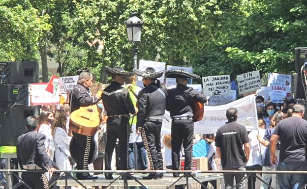 Galería. Los mariachis fueron parte de la reclamación de los opositores sanitarios de varias especialidades.