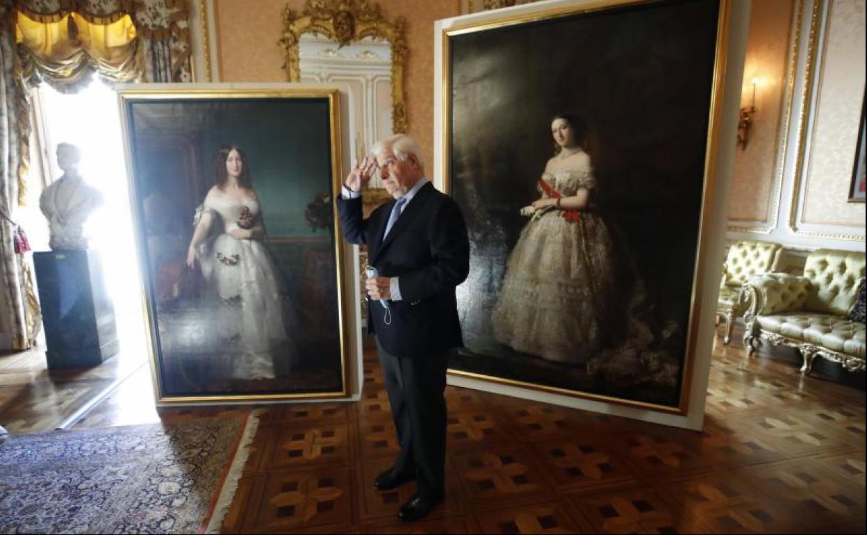 El duque de Alba, con obras que se mostrarán en la exposición 'Eugenia emperatriz', en el Palacio de Liria. 