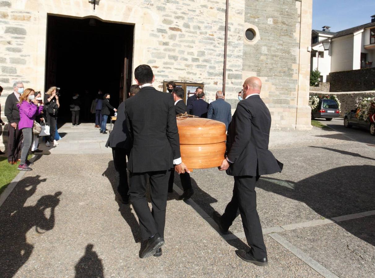 El ministro de Cultura y Deporte, José Manuel Rodríguez Uribes, asiste al funeral del compositor y director de orquesta Cristóbal Halffter en la Colegiata de Villafranca del Bierzo