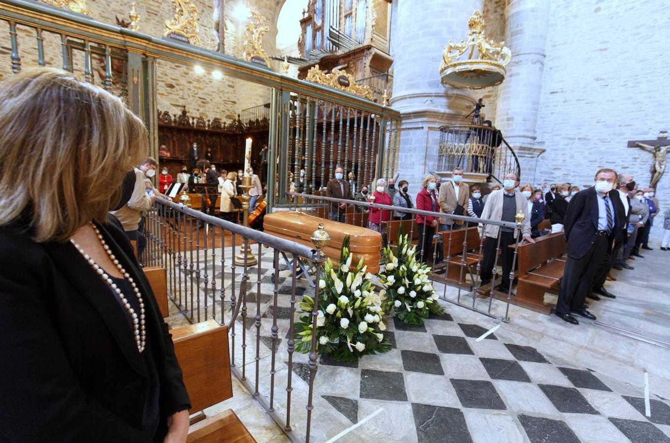 El ministro de Cultura y Deporte, José Manuel Rodríguez Uribes, asiste al funeral del compositor y director de orquesta Cristóbal Halffter en la Colegiata de Villafranca del Bierzo