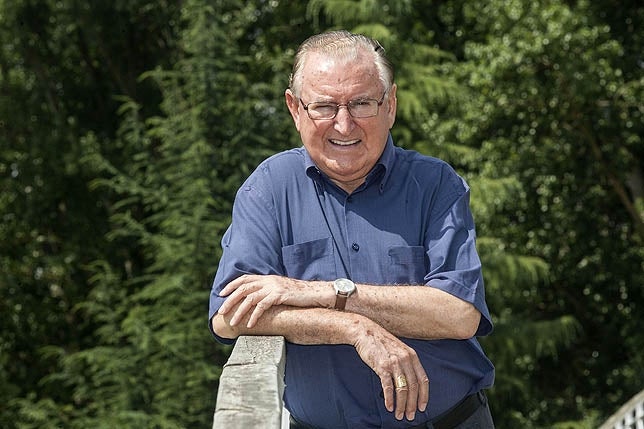 España y Bolivia impulsan la candidatura del cura leonés Nicolás Castellanos al Nobel de la Paz. La postulación de este sacerdote, nacido en León en 1935 en el seno de una familia de labradores, se debe a haber dedicado su vida a los pobres de la ciudad boliviana de Santa Cruz. 