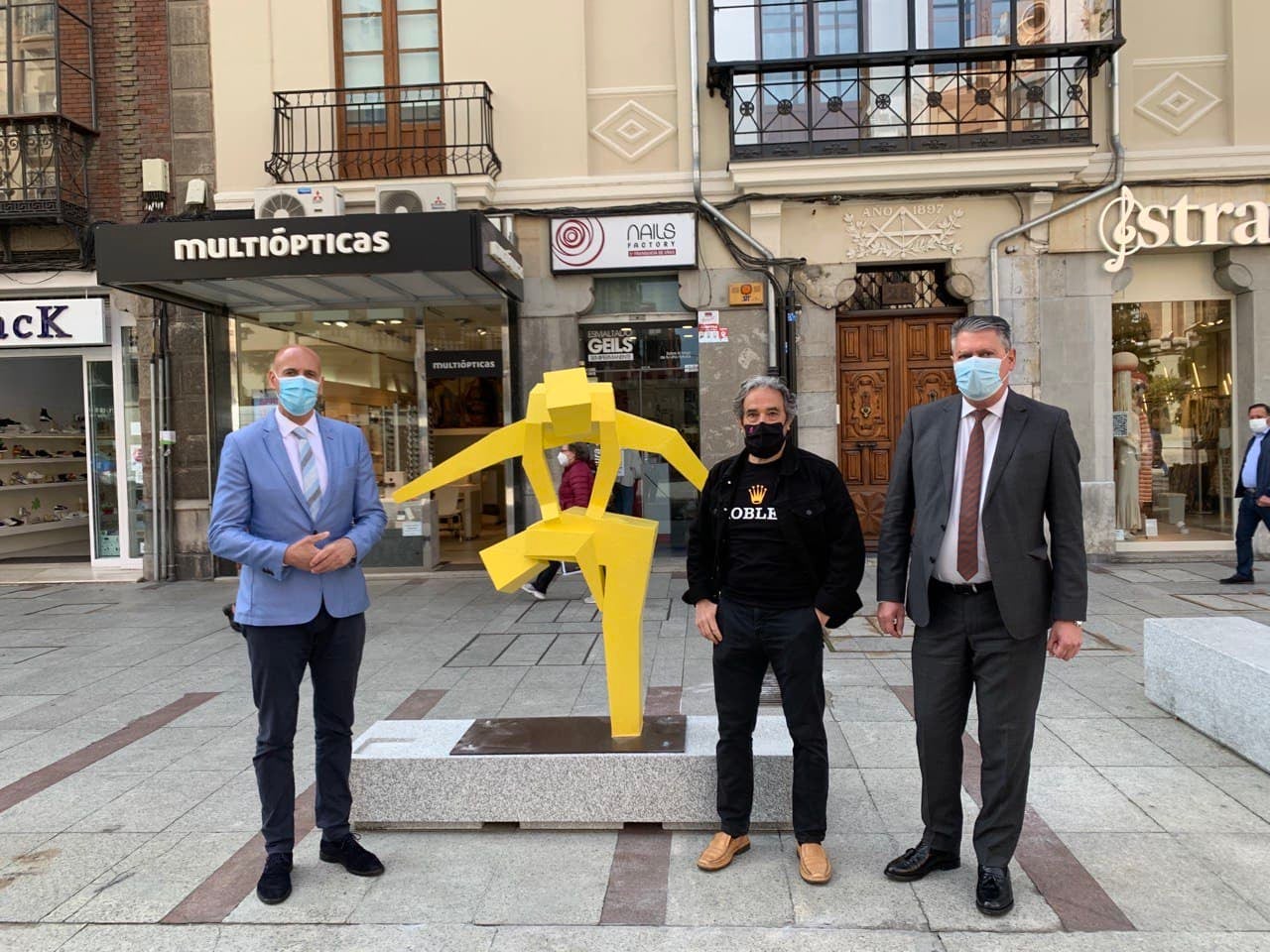 Cinco artistas leones que exhibirán seis de sus obras en la avenida leonesa que, una vez peatonalizada, busca ser un espacio artístico más de la ciudad