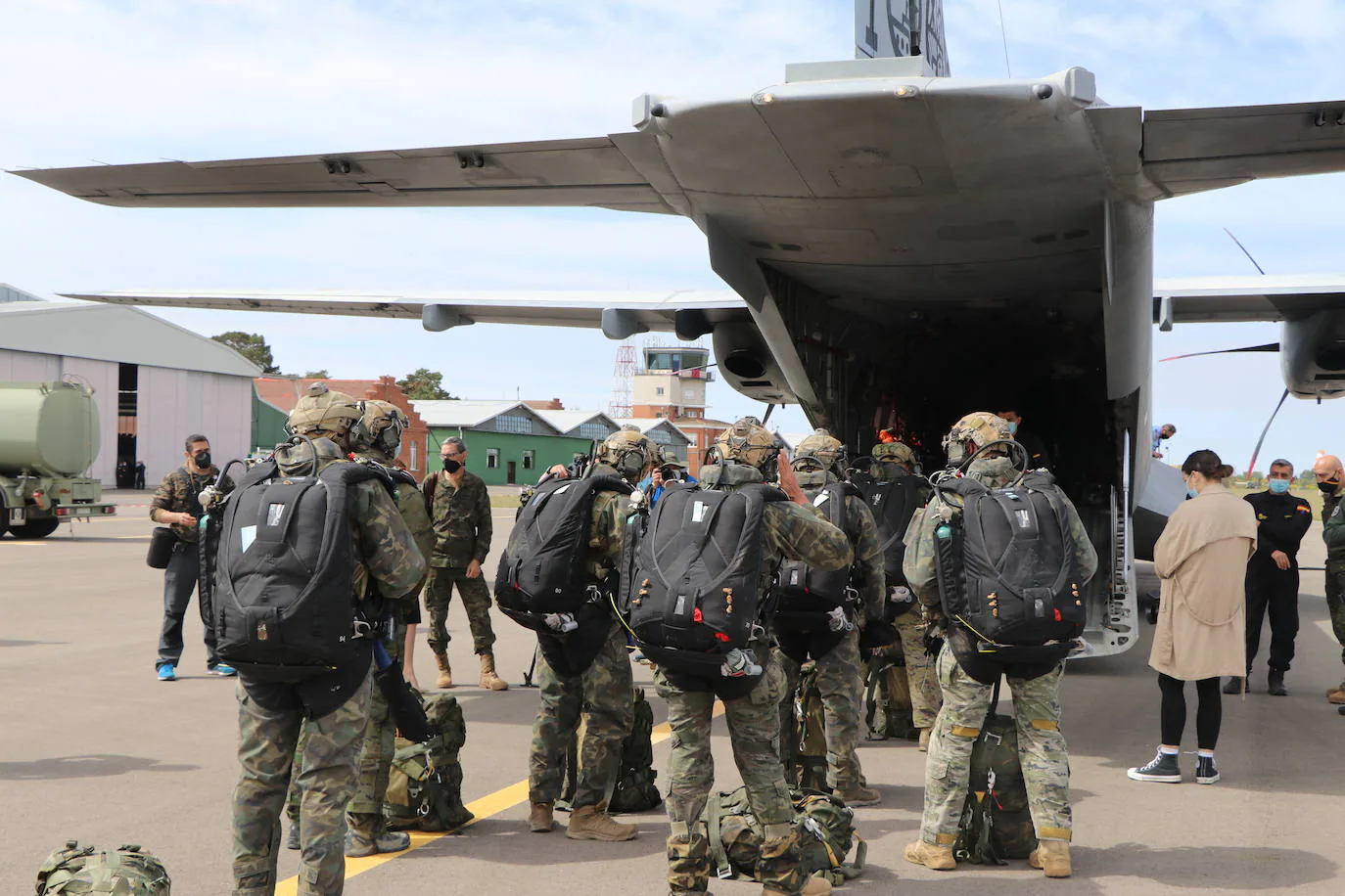 La Brigada Paracaidista pone en práctica el ejercicio Lone Paratrooper 2021 en el que 140 paracaidistas de España, Francia, Portugal y Estados Unidos se instruyen en el cielo inmejorable de la Academia Básica del Aire de la Virgen del Camino
