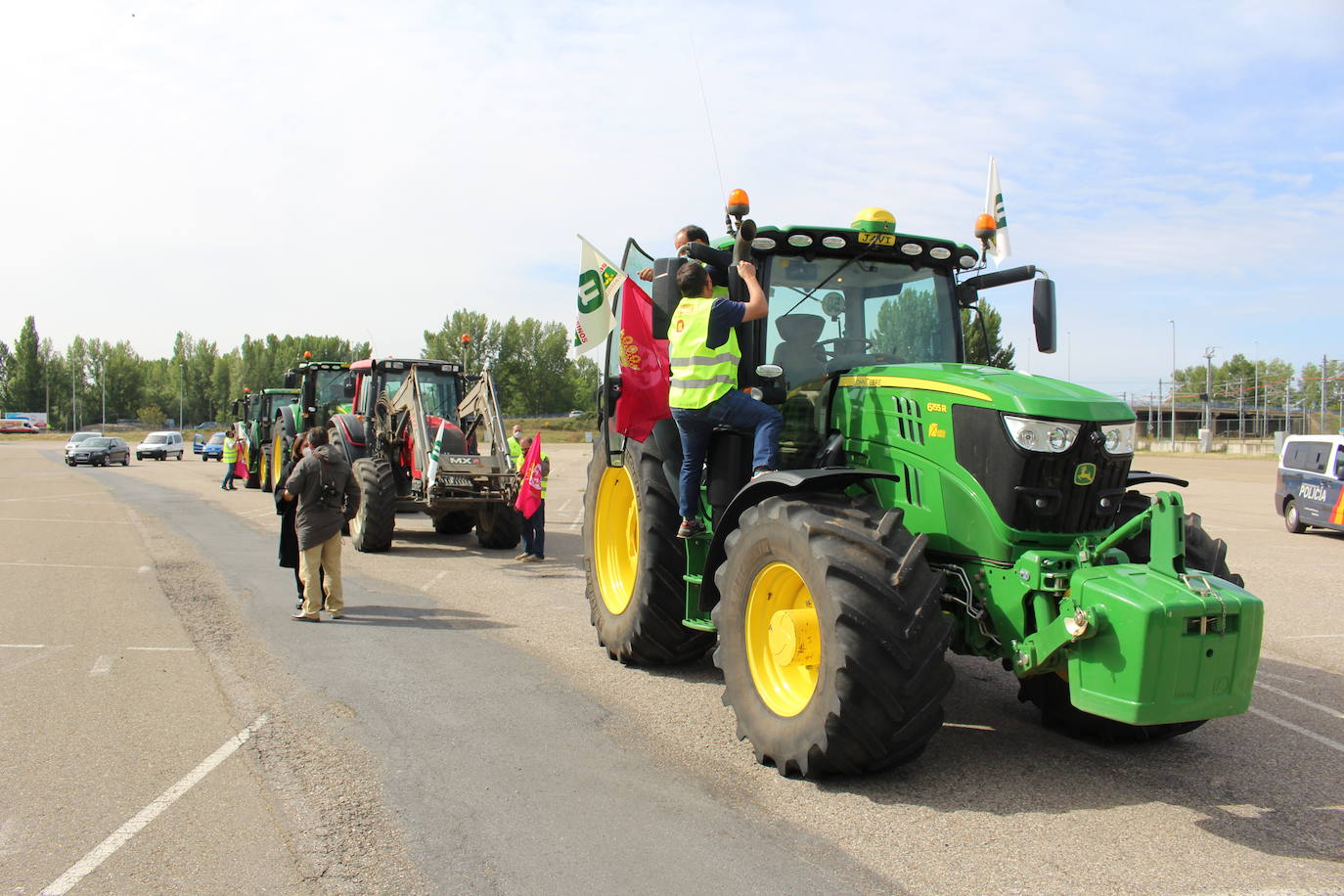 Trece camiones recorren las calles de León contra una PAC «cada vez menos productivista».