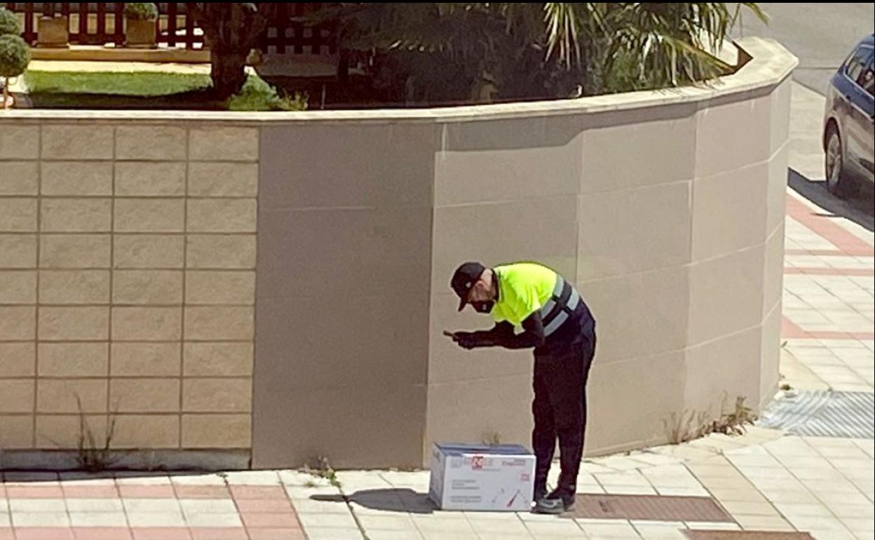 El detenido, en el momento previo al asalto de una vivienda.