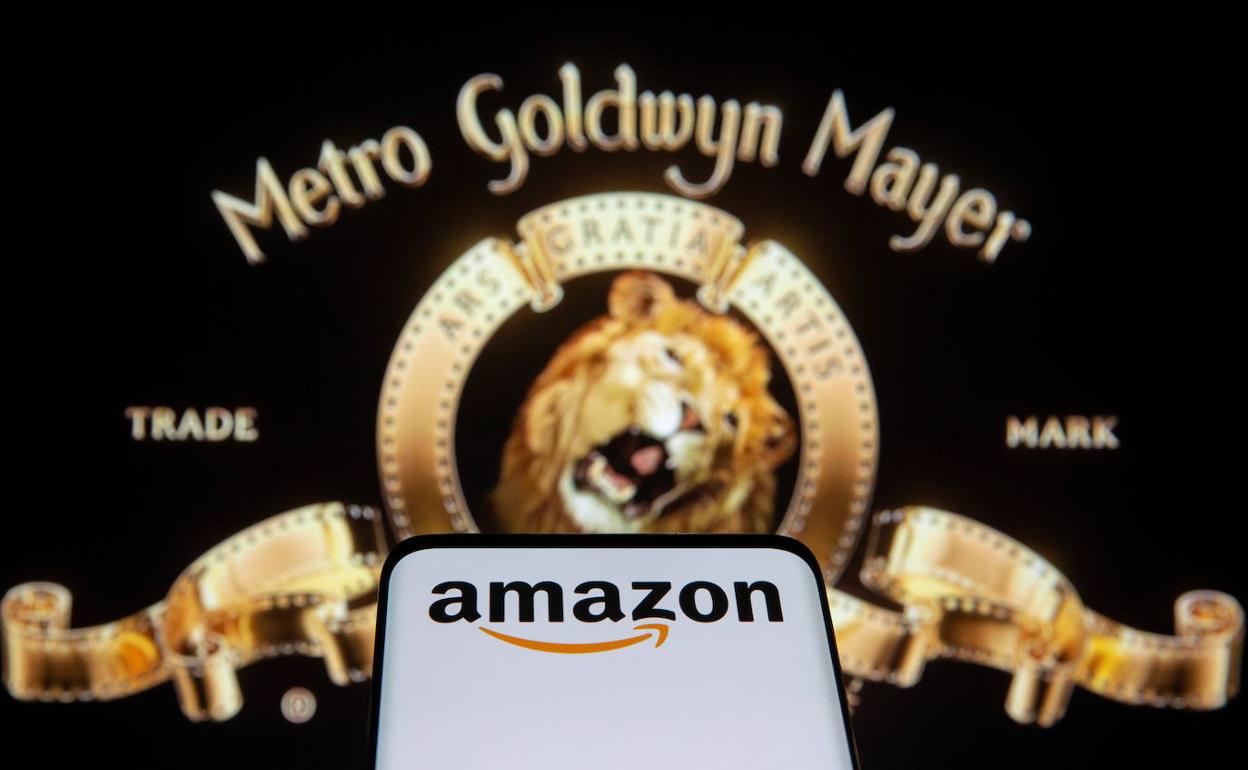 Un movil con el logo de Amazon, frente al león de la MGM.