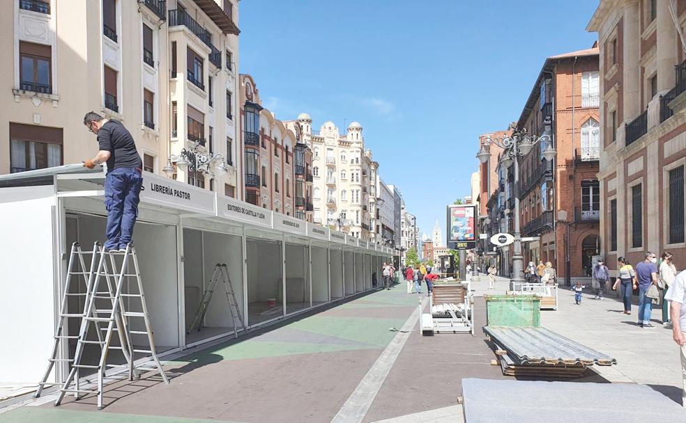 Instalación de las casetas de la Feria del Libro en la avenida Ordoño II.