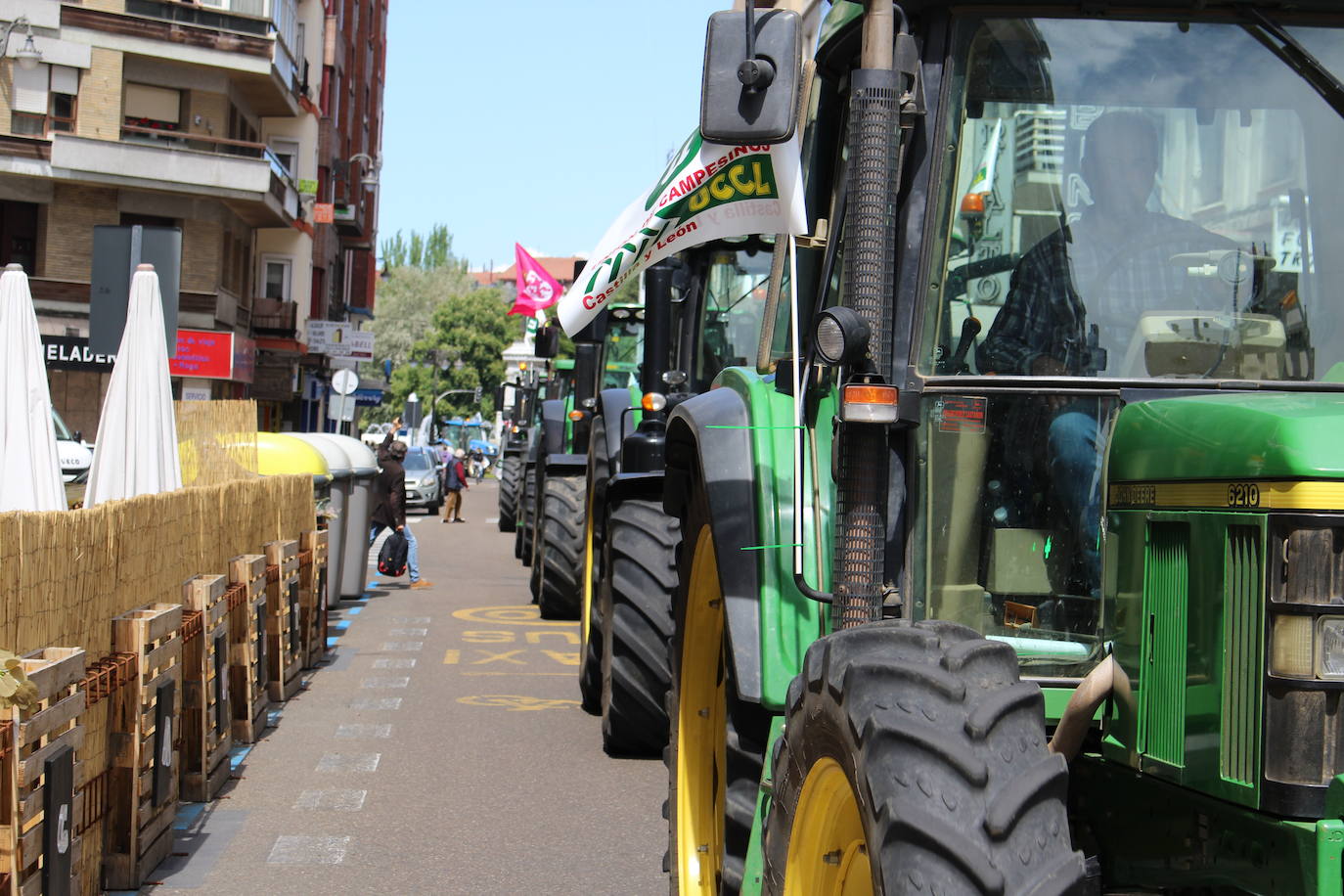 Un manifestante coloca una bandera de Léon en su tractor.