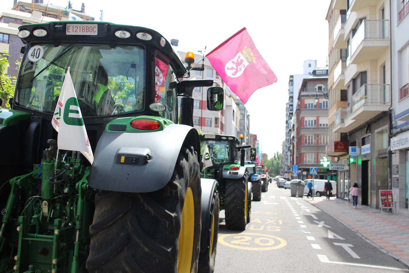 Trece camiones recorren las calles de León contra una PAC «cada vez menos productivista».