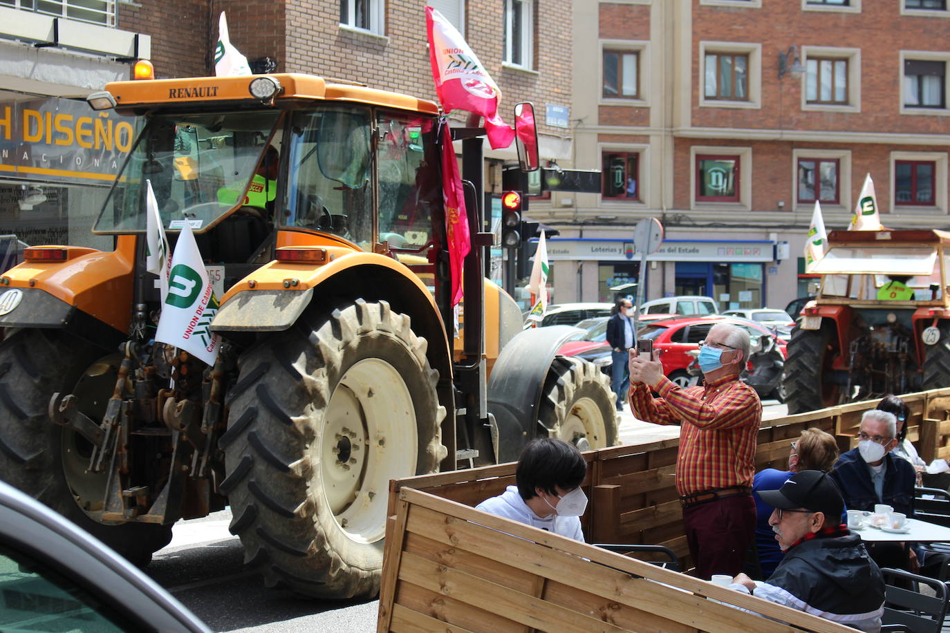 Trece camiones recorren las calles de León contra una PAC «cada vez menos productivista».